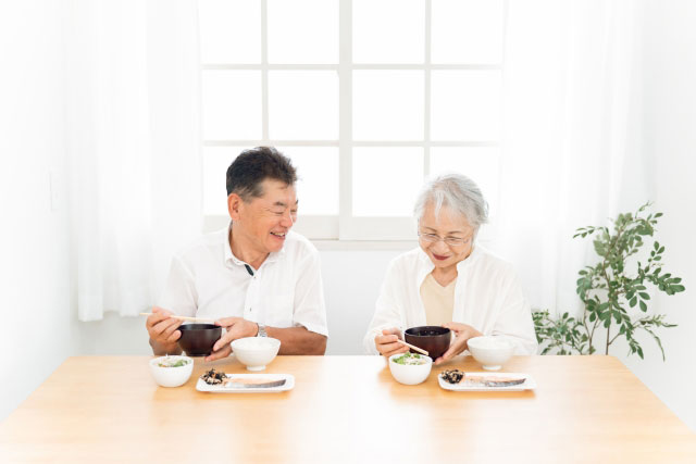 高齢者夫婦の食事
